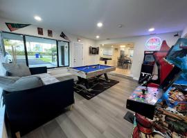 Modern Tropical Oasis with Arcade, HotTub & MiniGolf, hotell i Hollywood