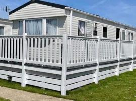 Cwtch, White Horse, Seal Bay Resort, holiday home in Selsey