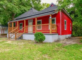 Macon Cottage with Porch - 2 Mi to Downtown!, orlofshús/-íbúð í Macon