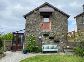 Trysor Holiday Cottage, Coach House with sea views, vacation home in Sarnau