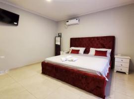 Habitaciones AlojaT MIMOS diagonal al hotel oro verde, guest house in Machala