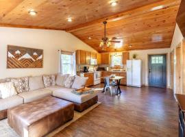 *New Owner Special* Cozy Cabin with mountain views, cabana o cottage a Robbinsville
