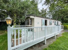 Superb Caravan With Decking At Southview Holiday Park Ref 33093s, hotel in Skegness