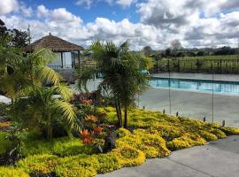 Te Whare Ma, hotel com jacuzzi em Kerikeri