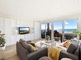 Collaroy Beachfront Hideaway - Parking and views、Collaroyのホテル