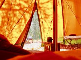 Wildlife camp In a Nordic tipi, kamp s luksuznim šatorima u gradu 'Olofstorp'
