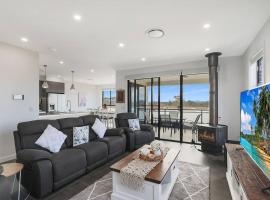 Illalangi-Modern Escape & Views, holiday home in Mudgee