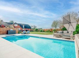 The Paddock - Luxury 5 Bed with Swimming Pool!, lyxhotell i Ombersley