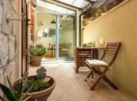 Hidden Luxury Residence 2BR with terrace, ubytování s lázní onsen ve Splitu