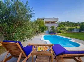 Villa Ume - heated pool, sauna, volleyball court