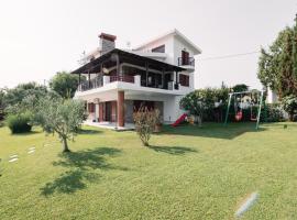 Theoni’s country house with garden and sea view, country house in Alexandroupoli