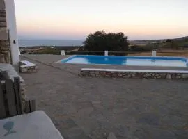 Cheerful 2 bedroom villa with pool.