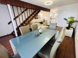 Cozy and Relaxed 2 Bedroom Apartment 1，Bluff Point的有停車位的飯店
