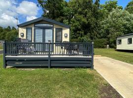 Cosy & Modern Cabin In Heart of Northumberland, golfhotel in Swarland