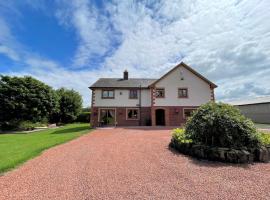 Pass the Keys Spectacular 7BR House Hot Tub and Gardens in Gretna, holiday home in Gretna Green