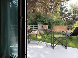 Osiris - cozy sea walk lodge with private garden, hotell Nea Makris