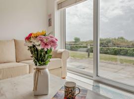 Bayview Apartment - Machynys, hotel in Llanelli