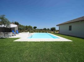 Accogliente villa con piscina, hotel em Caltagirone