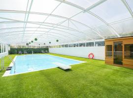 Spa home with pool sauna hottub & cocktail bar: Sheffield'da bir otel