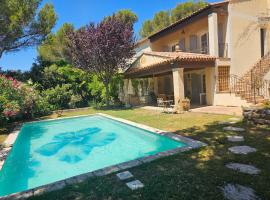 Villa de 240 m2 au calme avec piscine, hotel in Salon-de-Provence