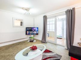 Elite 2 Bedroom House in Chadwell Heath/ Romford with Free Wifi and Parking upto 4 guests, sumarhús í Goodmayes