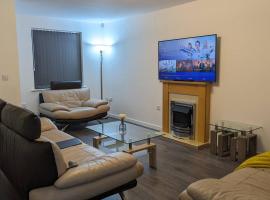 ClariTurf - 4 Bedroom Semi - Private Parking near Turf Moor, Town Centre, Transport and Motorway Links next to Canal, 3 Parks and Lake - Sky and Netflix, hotell i Burnley