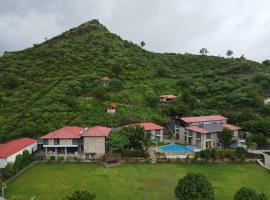 The Divine Hills Resort, hotel dengan parking di Nāi