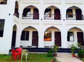 Vamoose Hotel Mandu Sarai، فندق مع موقف سيارات في Māndu