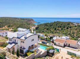 Azure Serenity Villa at Quinta da Fortaleza, hotel in Burgau