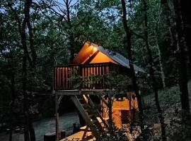 TENTE ECUREUIL 2 PERSONNES (CAMPING LOU CANTOU CEVENOL), hotel v destinaci Anduze