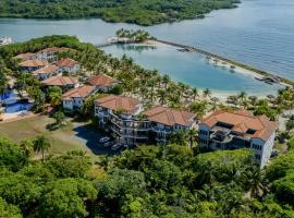 Beachfront Condo directly on the private beach - Ground Floor, feriebolig i Six Huts