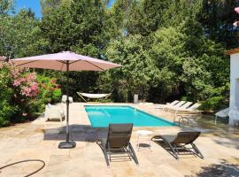 La Bastide Blanche Magnifique villa 5 étoiles 5 chambres et piscine privée sur 6500 m VAR, ваканционна къща в Лорг