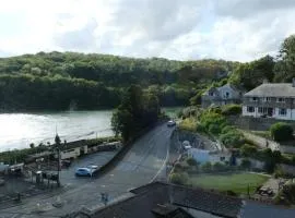 Admirals Apartment 'As seen in Beyond Paradise ' sleeps 6 adults