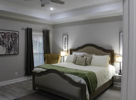 MSU Guest house - home away from home - walking distance to campus, hotel i Starkville