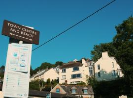 Captain's Quarters parking for 1 car, EV point, hotel in Looe