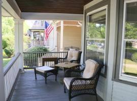 Historic Home with Outdoor Hot Tub Near Downtown in Public Transportation Hub, Hotel in Chicago