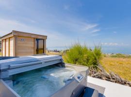 Point Roberts Cottage with Ocean Views and Hot Tub!, hotel a Point Roberts