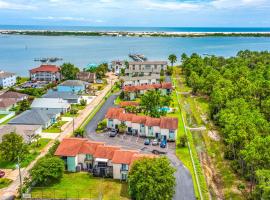 Waterfront Townhome about 10 Mi to Navarre Beach!, parkimisega hotell sihtkohas Mary Esther