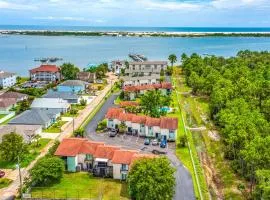 Waterfront Townhome about 10 Mi to Navarre Beach!