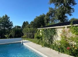 Chambre d’hôtes avec piscine, casă de vacanță din Éguzon-Chantôme