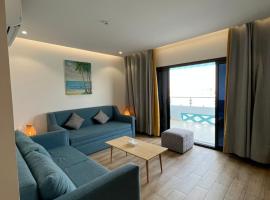 غرفة صالة بلكونة على الشاطئ - عوائل, ξενοδοχείο σε Durat Alarous