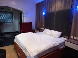 Fomzy Mega Hotel, hotell sihtkohas Ogharefe