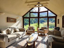 Spectacular mountainside villa in the Brecon Hills, hotel en Michaelchurch Escley