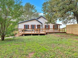 The Farmhouse 20 Min to Magnolia and Baylor, holiday home in Waco