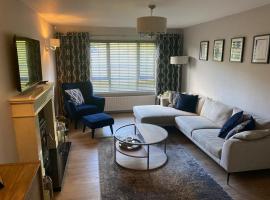 Private room in modern detached house: Killyhevlin şehrinde bir kiralık tatil yeri