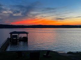 Lakefront Retreat with Private Dock and Boat Rental!, hotel cerca de Lake Greenwood State Recreation Area, Cross Hill
