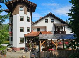 Pension Schatzkisterl, hotel con estacionamiento en Zwiesel