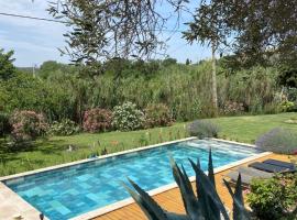 Maisonnette et piscine, bed & breakfast σε Miramas