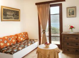 Kotronas Bay Bungalows: Kotronas şehrinde bir otel