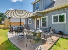 그랜버리에 위치한 호텔 Hot Tub and Fire Pit! Cozy Granbury Escape Near Lake
